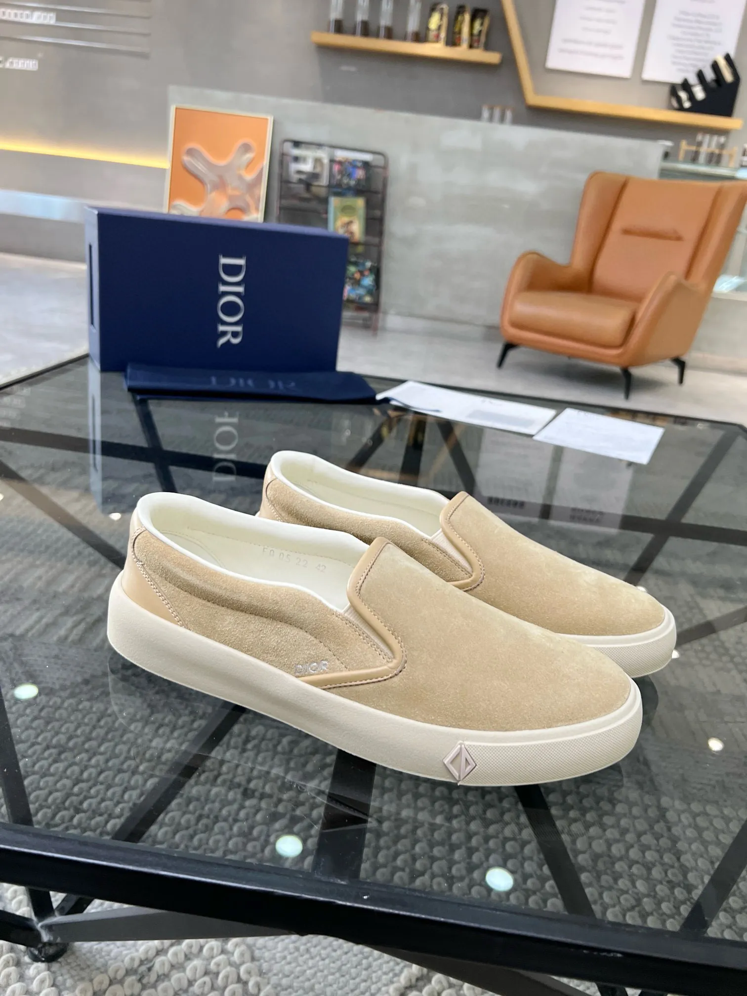 Factory price: 380💰D 🔍Top purchasing agent🇮🇹 Dior's super popular sneakers, popular sneakers, new products are synchronized with the counters. The uppers are imported cowhide from Italy. It is perfectly reproduced with complex craftsmanship that is a must-have for fashionistas. Imported soft water-dyed cowhide lining and foot pads Sole: The original sole is specially provided by the original factory, the exclusive movable molded sole is super comfortable, the original factory follows the order, 🔍🔍high quality, you can enter and exit the counter at will, welcome to compare, the code number is 39-44 (38 45 can be ordered)
